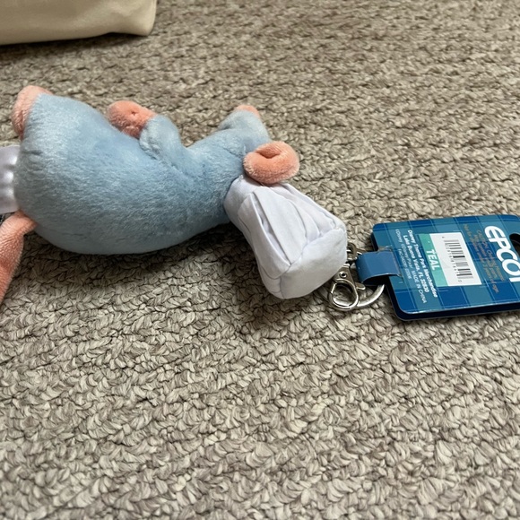 Ratatouille Keychain , official Disney merch - Picture 7 of 7